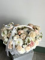 Цветочная корзина в кремовых оттенках размер M