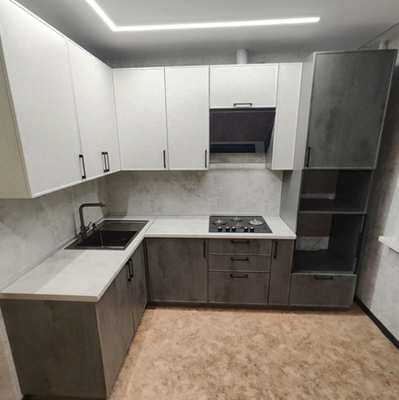 Кухня с фрезерованными фасадами в цвете Бетон/Белый