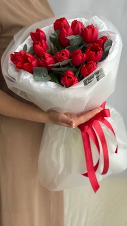 Красные тюльпаны премиум сорта и эвкалипт в воздушном оформлении от Флора Маркет