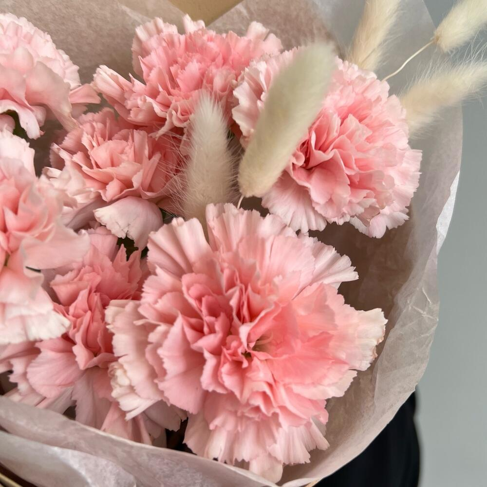 Букет из диантусов и лагуруса в оформлении