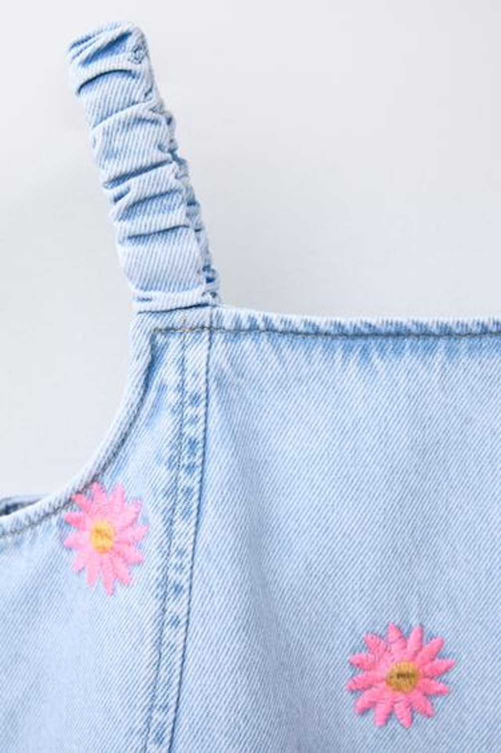 ZARA ДЖИНСОВОЕ ПЛАТЬЕ С ВЫШИВКОЙ, СИНИЙ