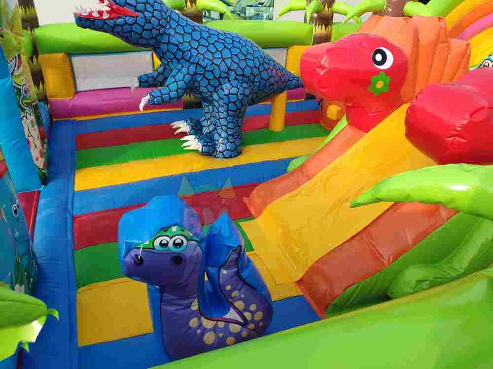 Коммерческий надувной батут "Хамелеон и динозавры" 14*7*6 м