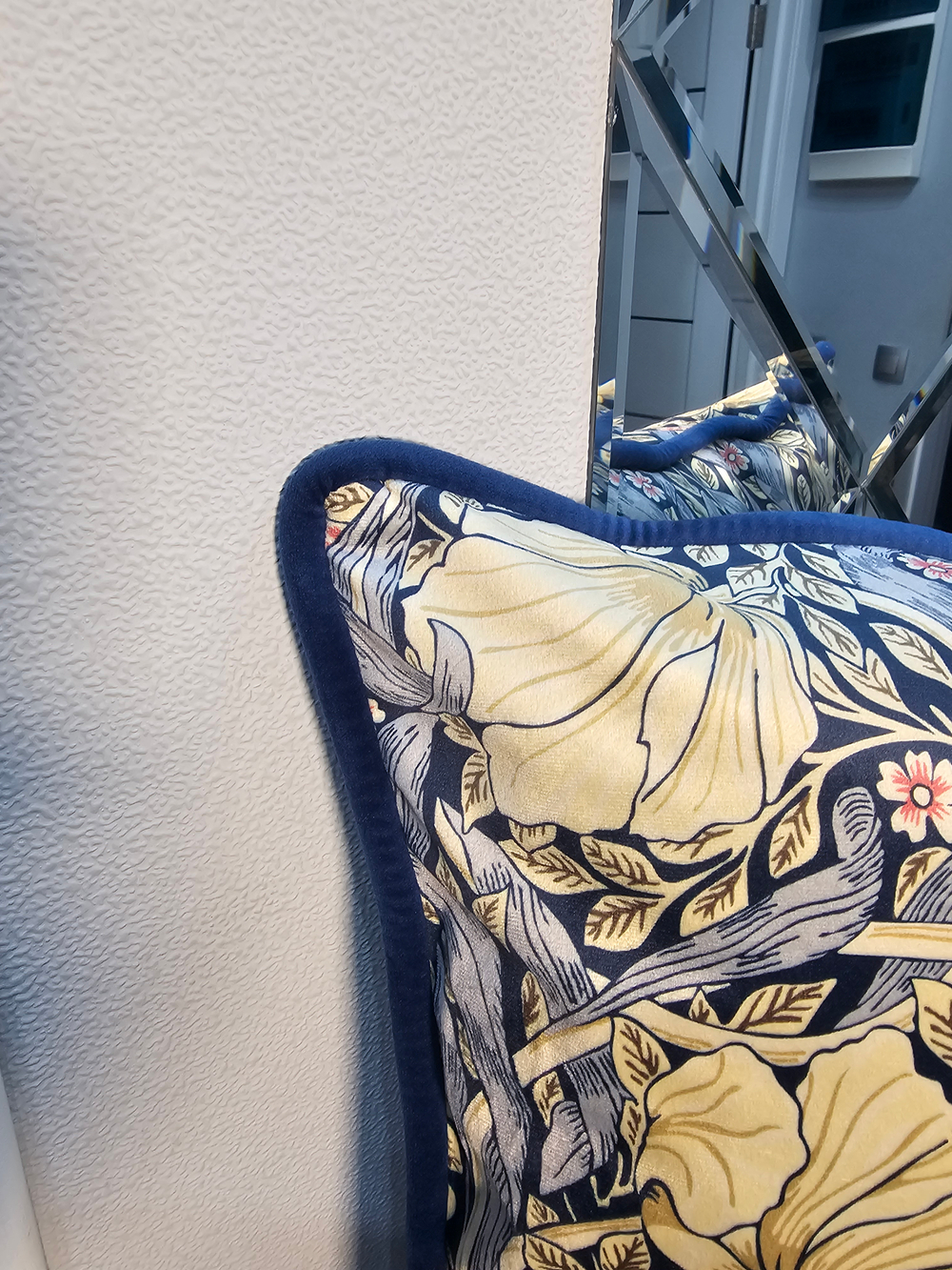 Бархатная подушка с дизайном по мотивам Уильяма Морриса