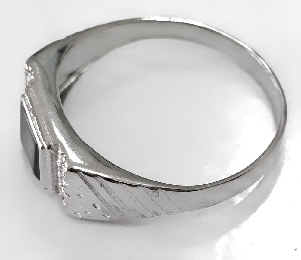 Ювелирное кольцо из серебра с ониксом