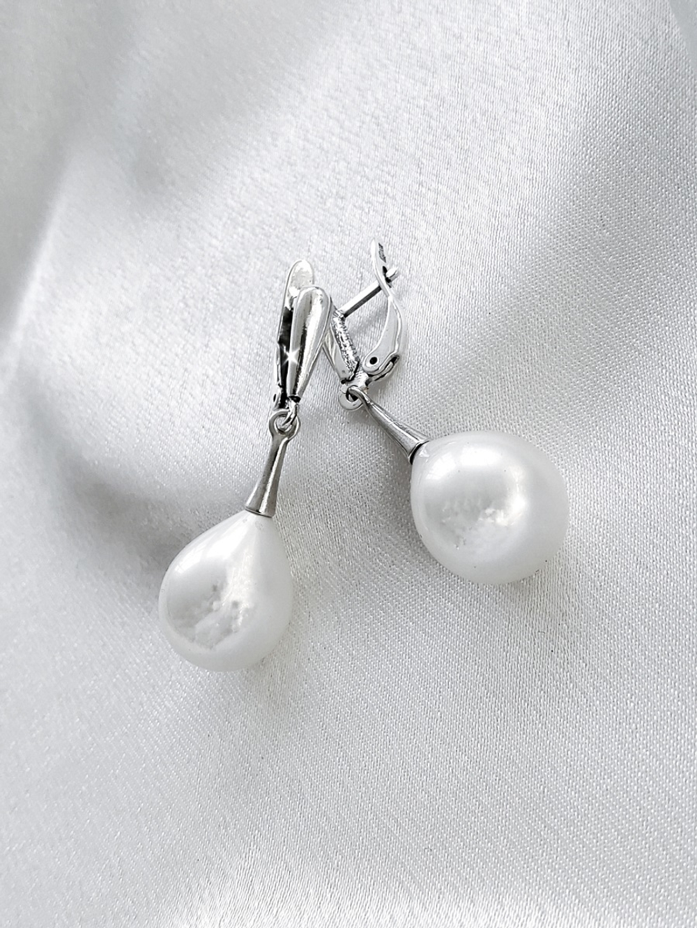 "Жемчужные 21" серьги в серебряном покрытии из коллекции "Жемчужная" от Jenavi  с английским замком