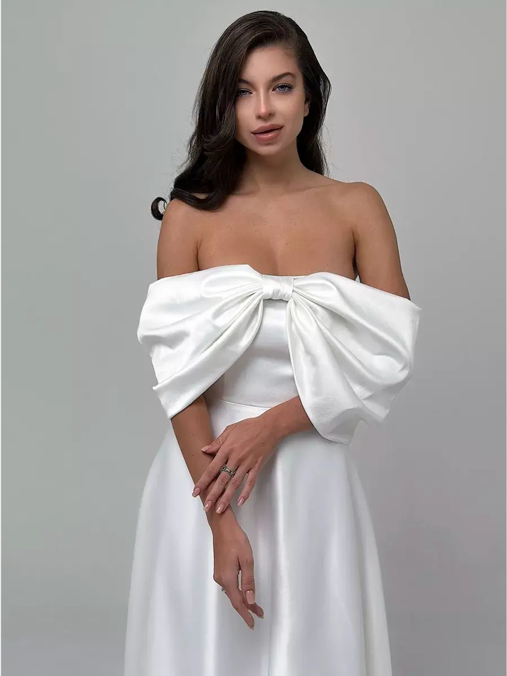 Свадебное платье с бантом и открытыми плечами