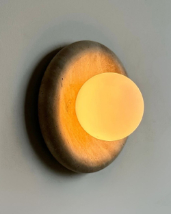 Стильная модель светильника из травертина