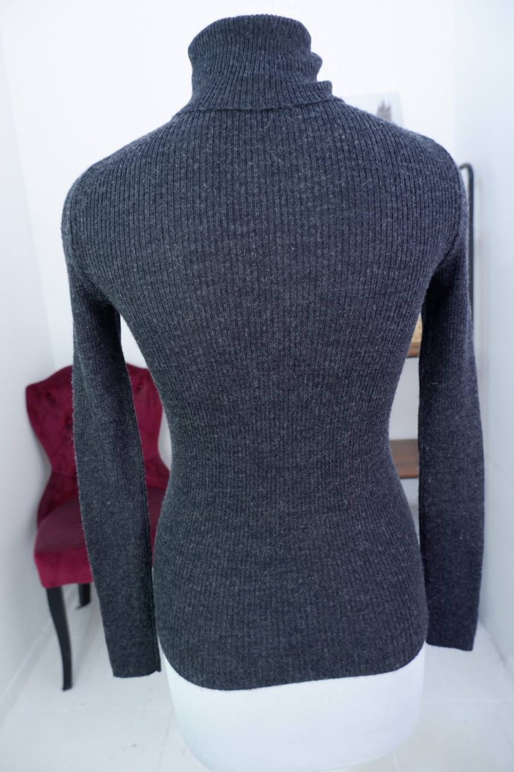 Джемпер UNIQLO с воротом из шерсти 42 размер