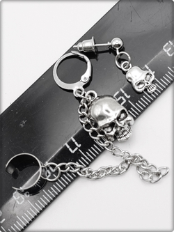 Набор сережек с клипсой "Черепа" серебристые.