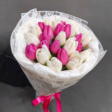 Букет из 25 белых и розовых тюльпанов в "облачке"