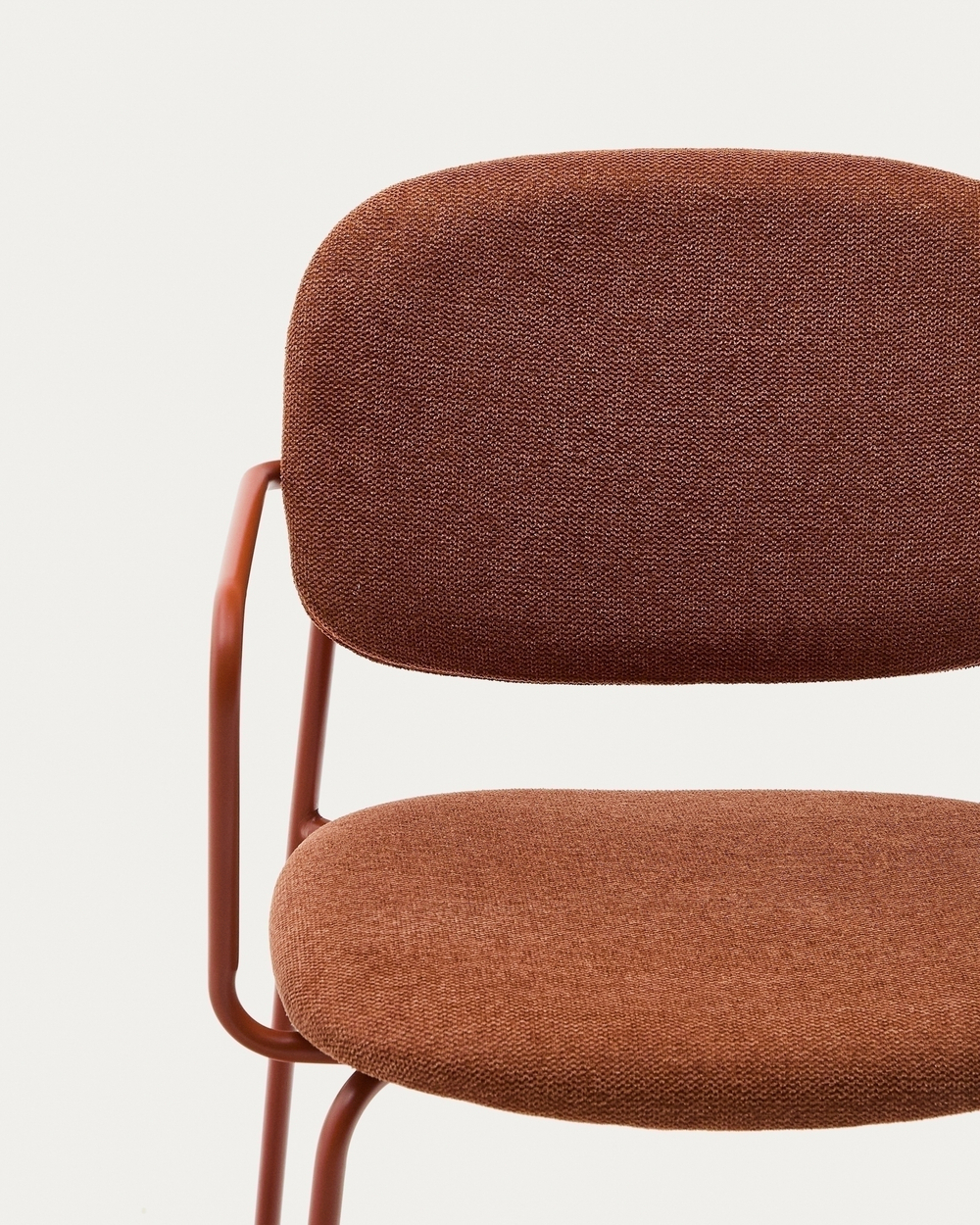 Стул Meli с подлокотниками из терракотовой шенилли с терракотовыми металлическими ножками