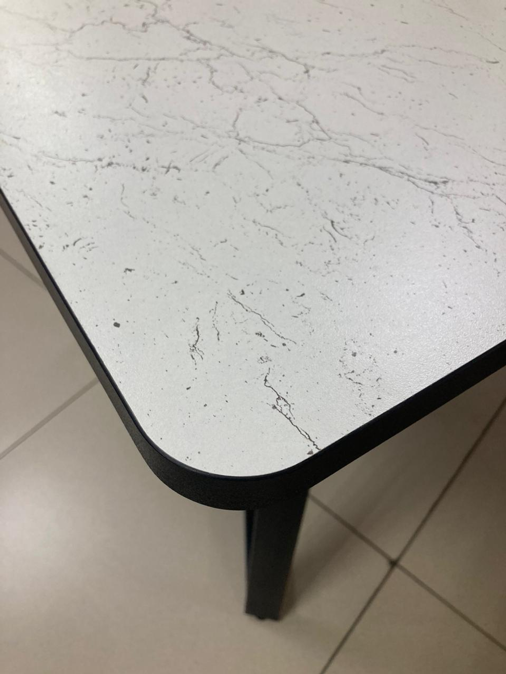 Стол разд пластик Миллер бабочка К-т ног №5 черный Царг.пояс 930 черный Ст-ца мрамор марквина белый