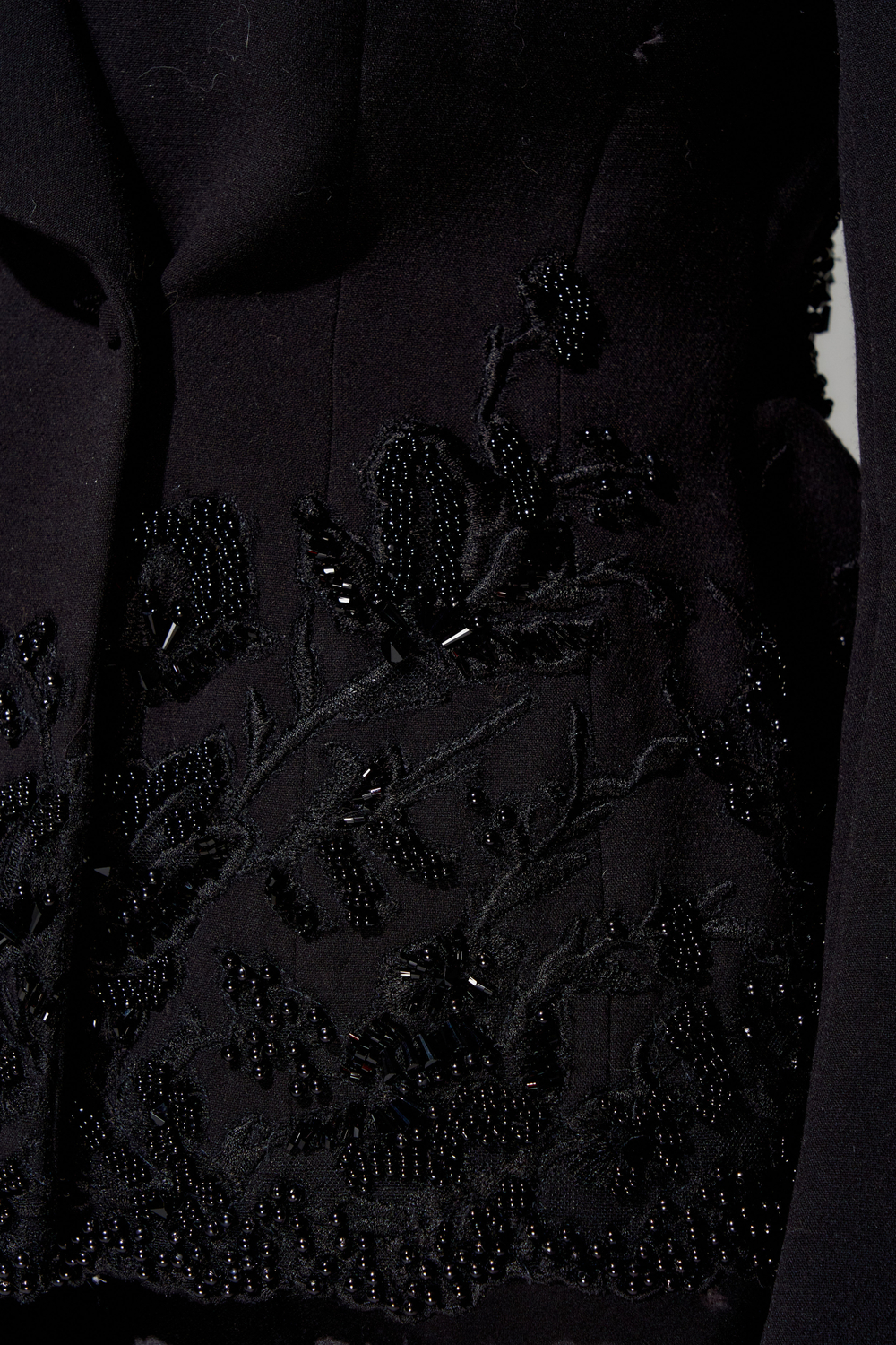 Приталенный жакет из итальянского крепа с вышивкой ручной работы