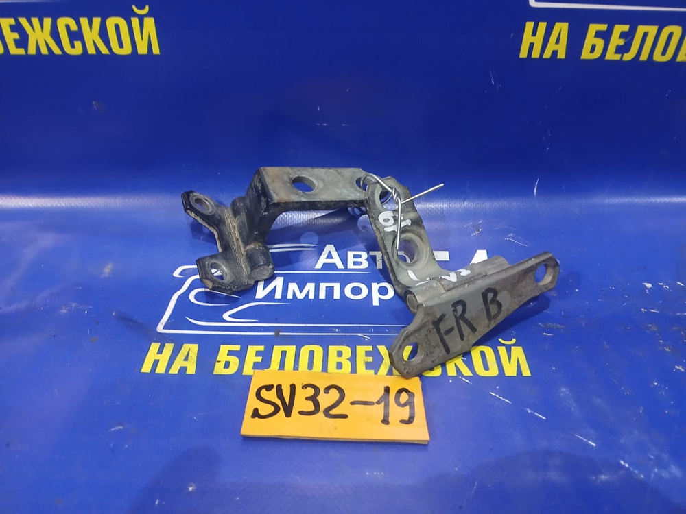 Петля двери передней правой TOYOTA VISTA 1990