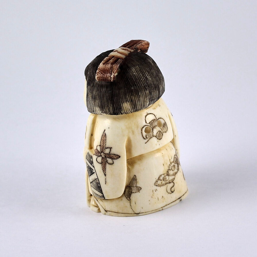 Нэцкэ Гейша с веером