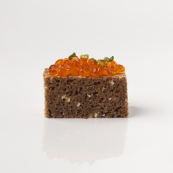 Бородинский наполеон с красной икрой 16 шт