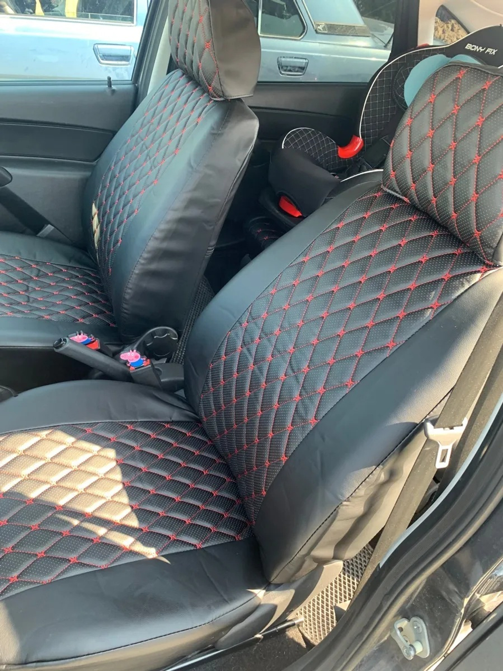 Чехлы на Лада Гранта сплошные сиденья (Ромб бабочка красные нитки)