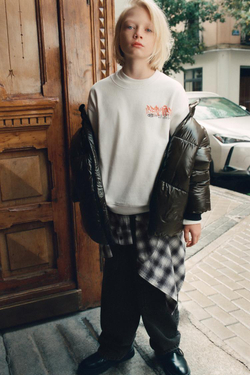 ZARA ТОЛСТОВКА С ПРИНТОМ «ГРАФФИТИ», БЕЛЫЙ