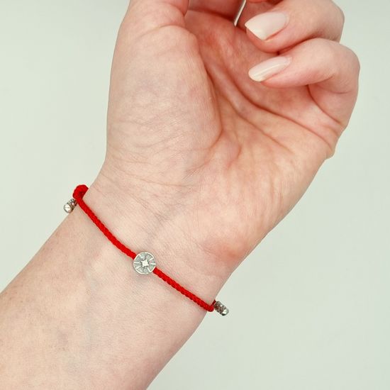 Красный браслет с Эрцгаммой и бусиной Спаси и Сохрани