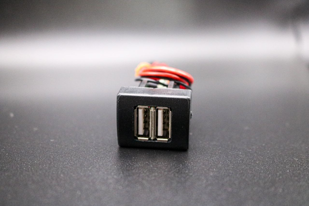 USB Разъём для Зарядки в автомобиле Нива Легенд