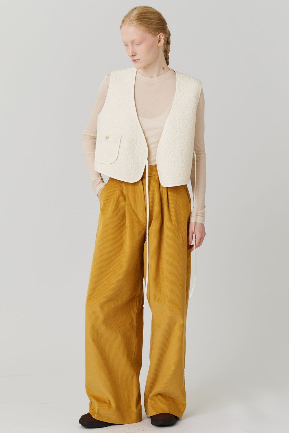 Жилет на двух завязках из молочного букле