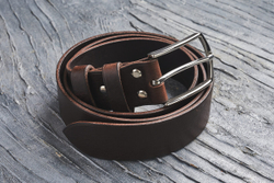 Ремень из текстурной итальянской кожи, цвет «каштан», хромированная пряжка
