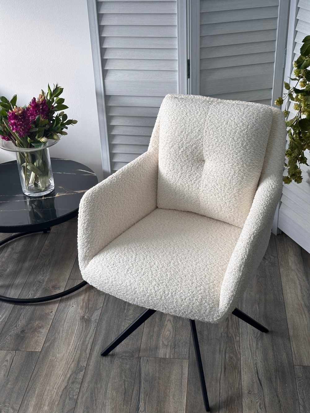 Стул М-City DISAUR Мидо (Meadow) поворотный на поворотный на 360 градусов, Белый Xd841-01, букле, Черный каркас