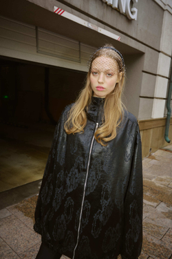 Укороченная вуаль с белыми камнями