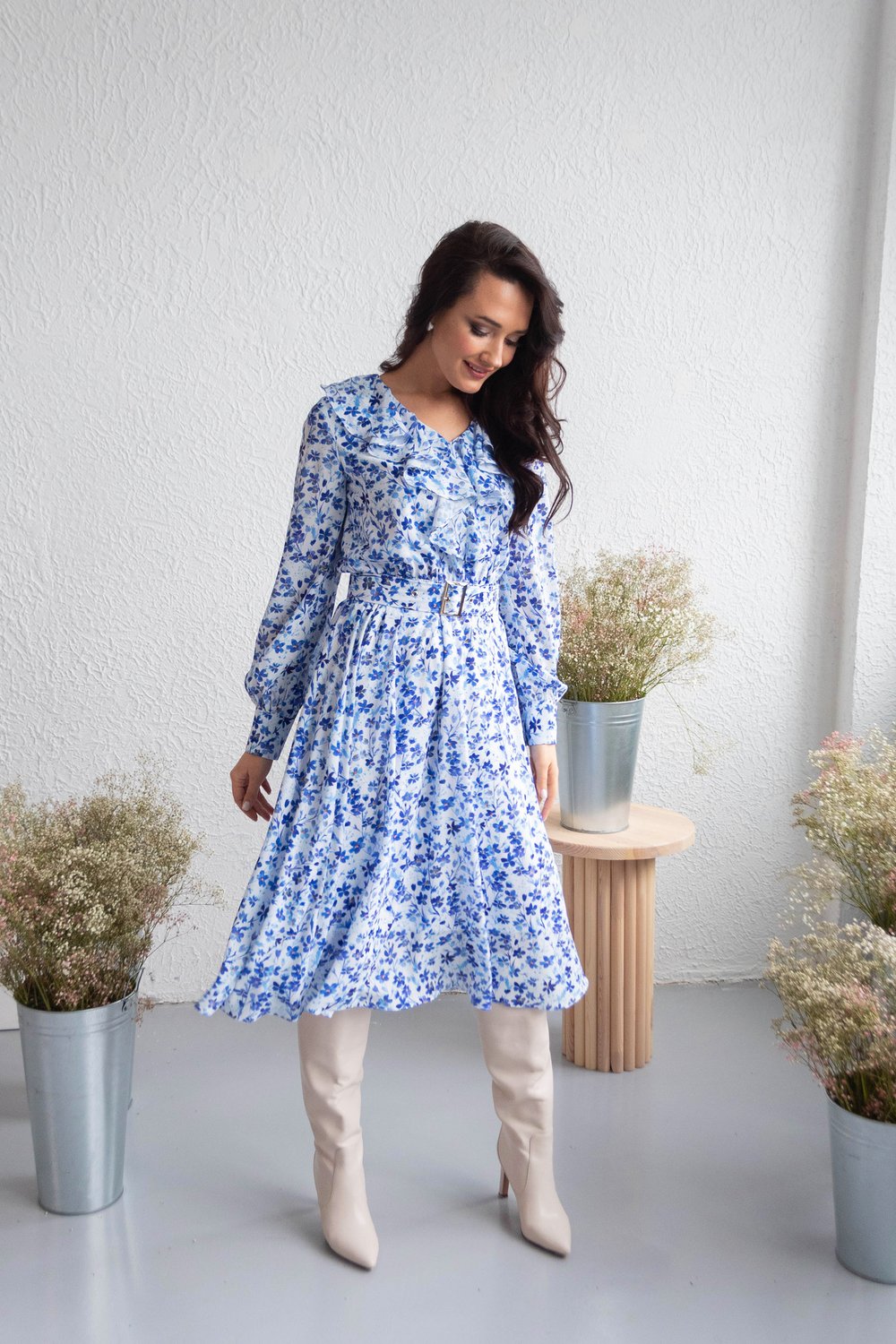 Платье с синими цветами