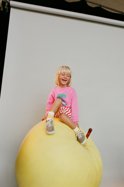 ZARA ТОЛСТОВКА С ПРИНТОМ «НОМЕР», ЦВЕТ РОЗОВОГО МЕЛА