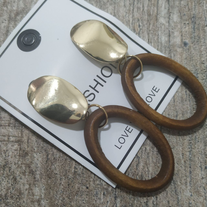 Серьги-гвоздики овал изогнутый металл золотистый с подвеской овал дерево цвет коричневый