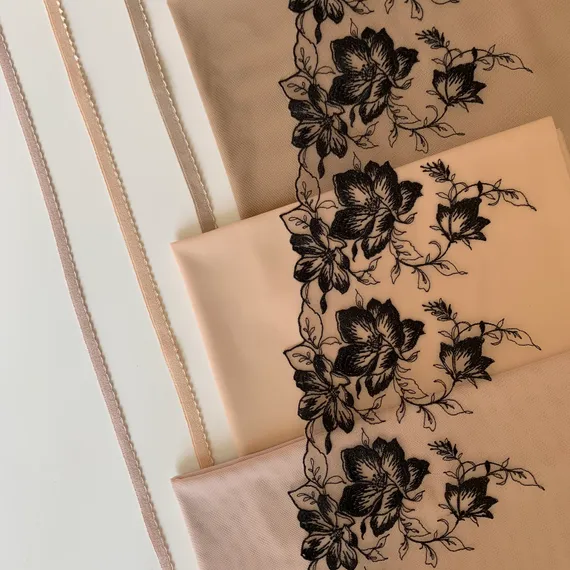 Вышивка на сетке какао/черная (правая) 22 см