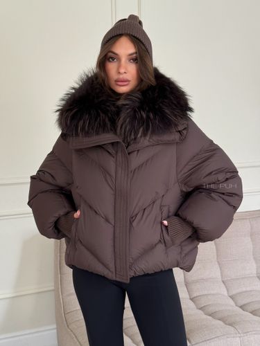 Короткий шоколадный пуховик с меховым воротником