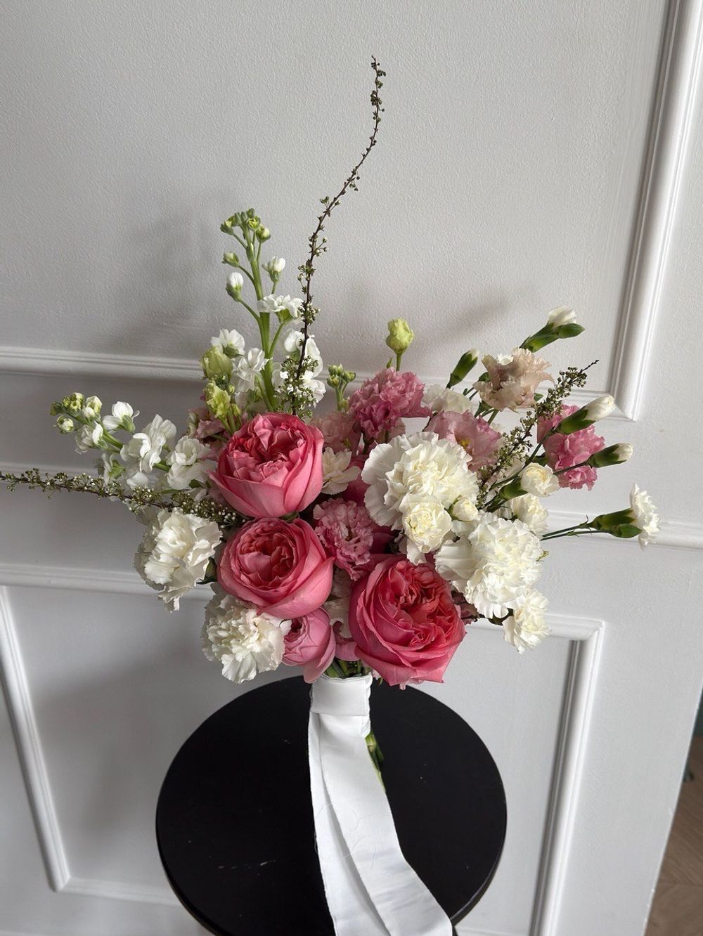 Свадебный букет из ярких роз, диантусов и маттиолы