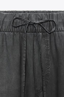 ZARA УКОРОЧЕННЫЕ БРЮКИ ИЗ СТРУЯЩЕЙСЯ ТКАНИ, ЧЕРНЫЙ