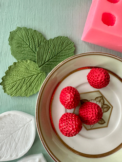 Молды силиконовые для лепки Клубники и земляники: листик с контуром и ягодки 4 шт / фактурная форма для листьев из полимерной глины, холодного фарфора, воска и фоамирана