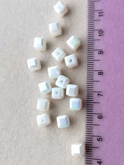 кбу-5бп Бусина стеклянная кубик 5мм, белый c переливом, 10шт