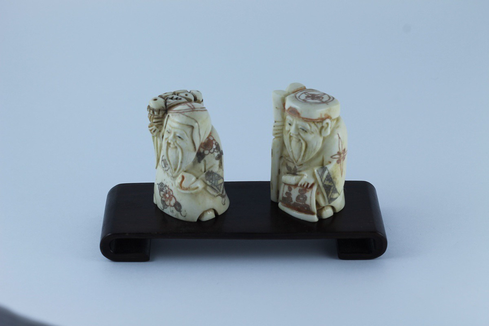 Сет нэцкэ Дзюродзин и Фукурокудзю на подставке