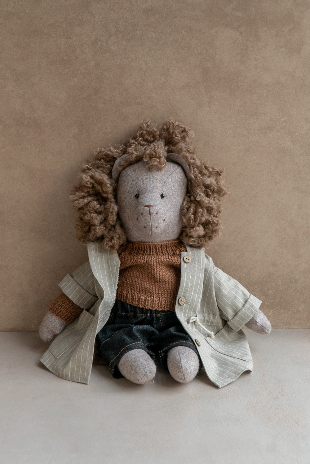 Лев в парке и джинсах