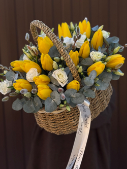 Весенняя корейская корзина из желтых тюльпанов, нежного лизиантуса и эвкалипта от Флора Маркет