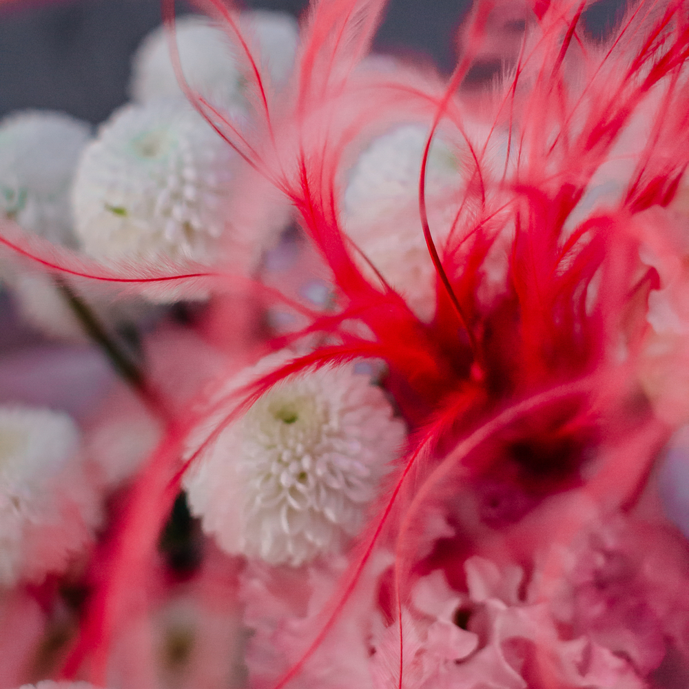 94. Яркий воздушный букет в нежных тонах с красными акцентами