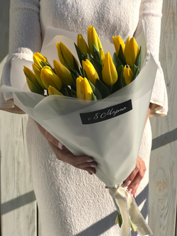 Весенний букет из желтых тюльпанов в элегантном оформлении от Флора Маркет
