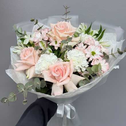 Букет из французской роз, альстромерии, диантусов и ромашек с эвкалиптом