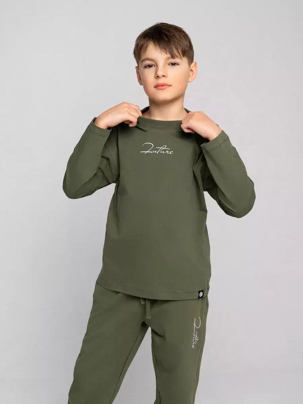 Зеленый костюм для мальчика в школу