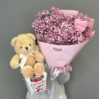 Букет из розовой гипсофилы с мишкой и конфетами