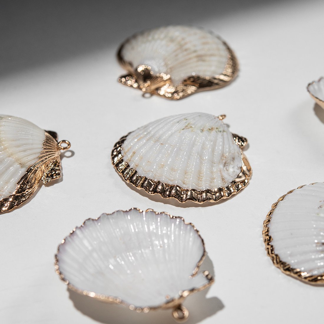 Подвеска из натуральной ракушки, украшенная позолотой, 40-45*39-43,5мм