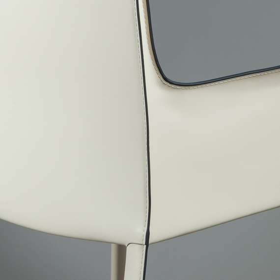 Стул с подлокотниками Barrie бежевая кожа