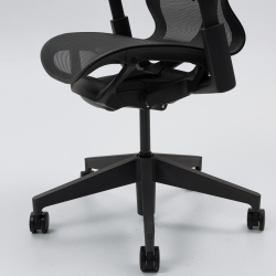 Кресло Herman Miller Cosm, высокая спинка, цвет Graphite, регулируемые подлокотники