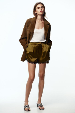 ZARА АТЛАСНЫЕ БЕРМУДЫ С КРУЖЕВОМ, ЦВЕТ ОЛИВКОВОГО МАСЛА