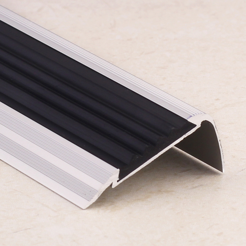 Алюминиевый угловой порог для пола с резиновой вставкой ПО 48х23 2700 мм